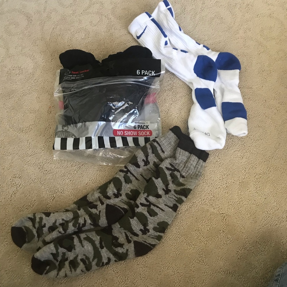 Lot of 7 pairs of socks. Never worn, or worn once